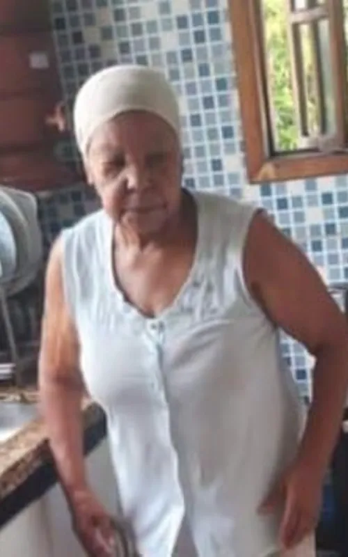 Ilza Lúcia está usando lenço na cabeça