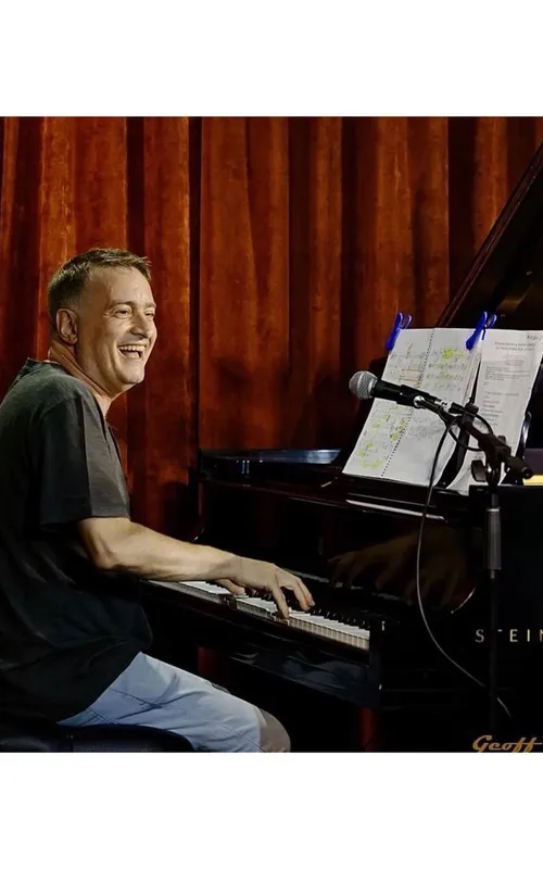 Márvio Ciribelli sobe ao palco na sexta (13)