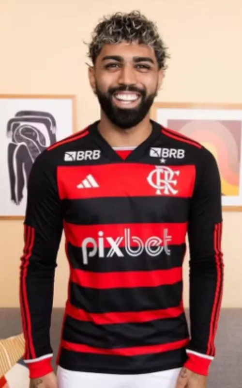 Gabigol posa com o modelo de mangas longas