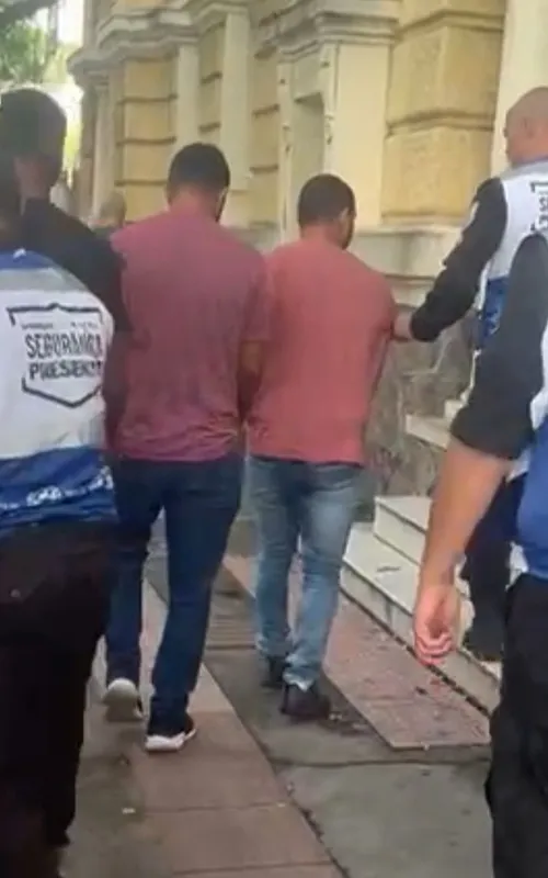 Eles estavam em um carro de aplicativo, que seguia pela rua Marechal Deodoro
