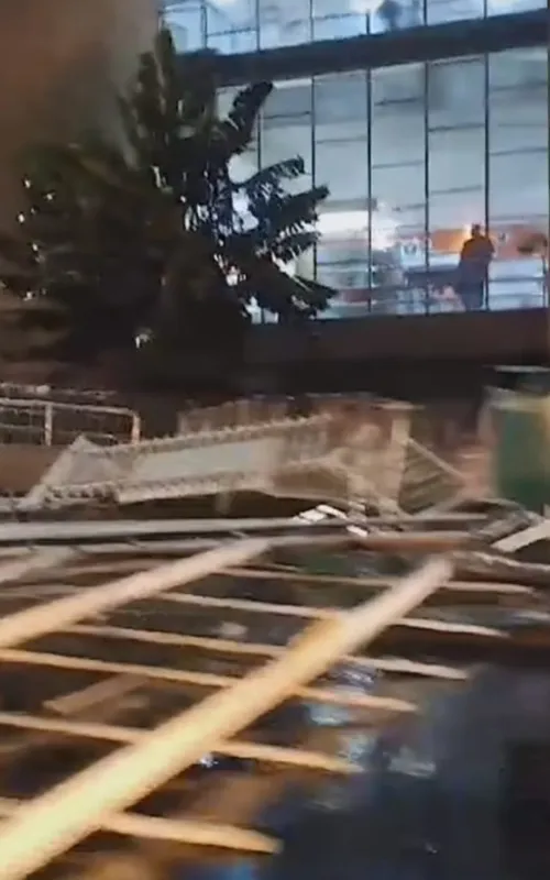 Pedaços das grades do Guanabara ficaram espalhados na rua