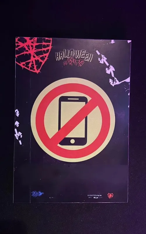Placa informa sobre proibição de celulares