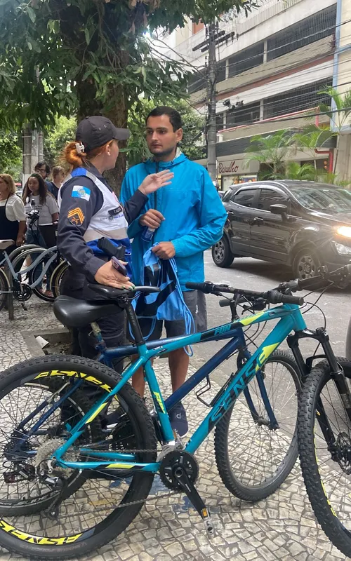 Bicicletas estavam presas por cadeado, o dono de uma delas chegou a conversar com a polícia