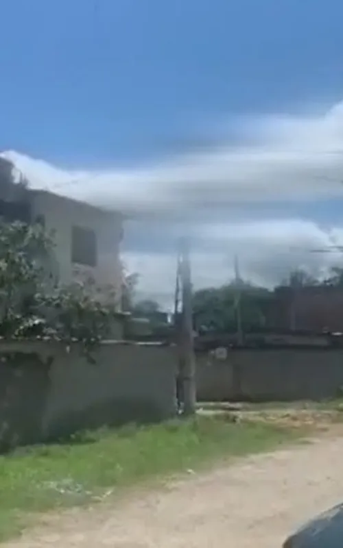 Homem caiu sobre os fios energizados