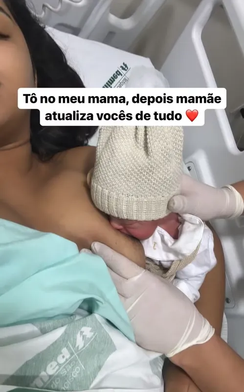 Ary Mirelle emocionou os seguidores ao publicar a primeira foto amamentando