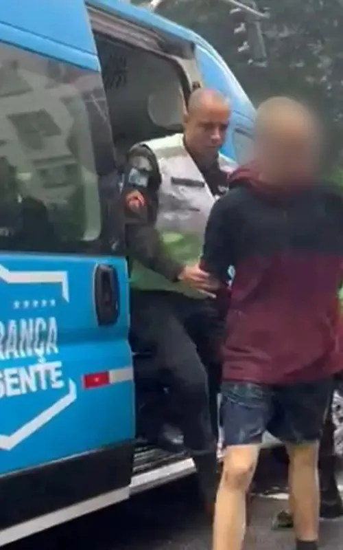 Ele foi levado para a 12ª DP (Copacabana), onde a ocorrência foi registrada