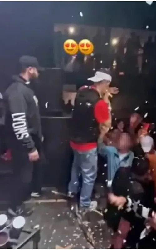 Adolescente tenta teria subir ao palco para tirar uma foto com MC Daniel
