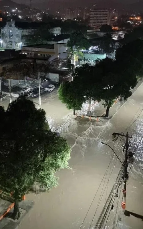 Alameda São Boaventura ficou completamente alagada