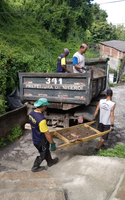 Equipe realizou a limpeza e a desobstrução da ponte