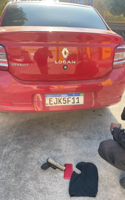 Uma pistola foi apreendida na ação