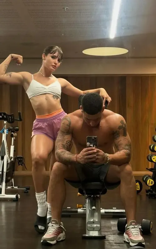 Ret, que há dois anos adotou uma rotina de exercícios diários, conquistou o físico forte que exibe atualmente