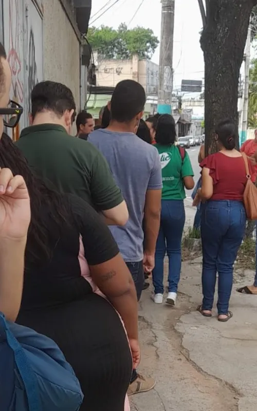 Cerca de 20 pessoas se uniram na porta do sindicato
