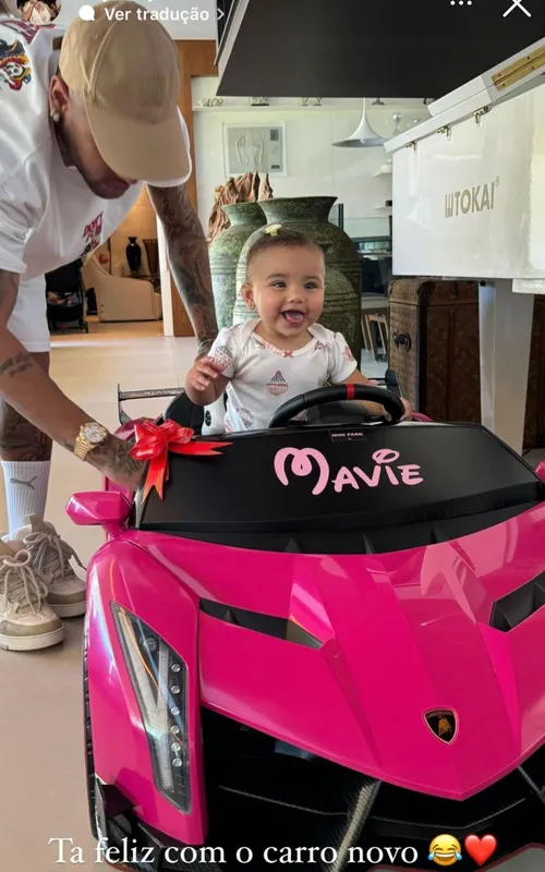 Neymar mostrou a pequena Mavie radiante e sentada em seu mini carrinho