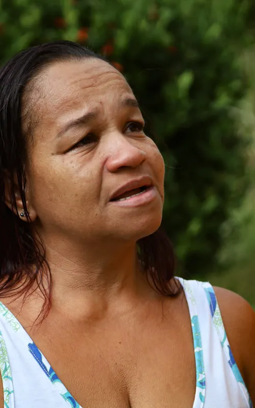 Monica Alves chora ao lembra o que a irmã viveu