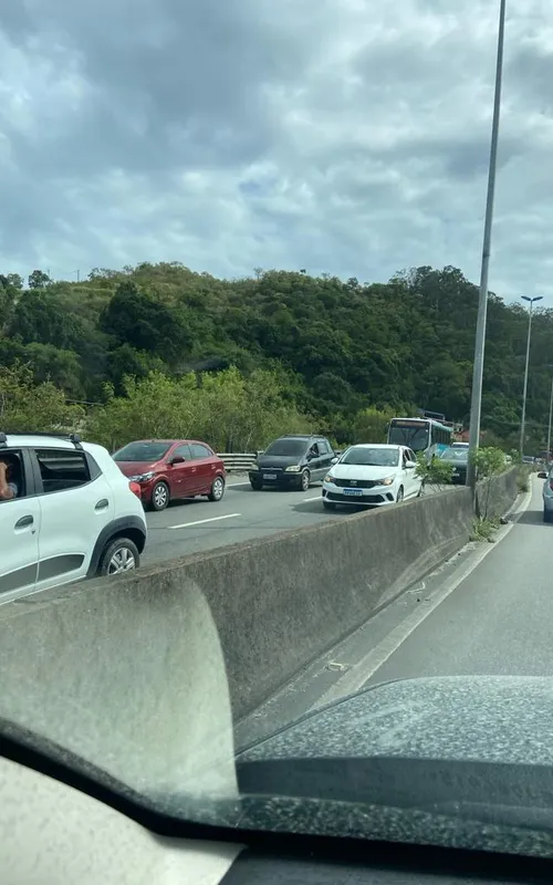 Imagem ilustrativa da imagem Ônibus enguiçado na Alameda complica trânsito no acesso à Ponte