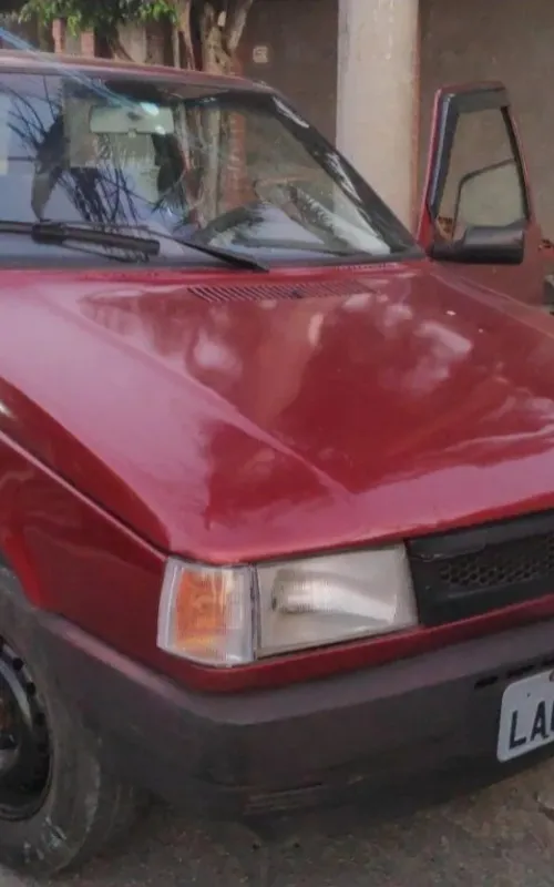 Carro foi abandonado pelos criminosos