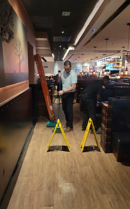 Imagem ilustrativa da imagem Parte de teto cai dentro de restaurante famoso em Niterói; vídeo