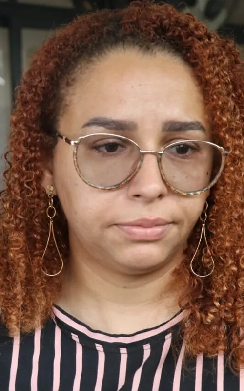 A irmã Rhayanny de Souza, com olhos marejados, lamentou o assassinato de Amanda