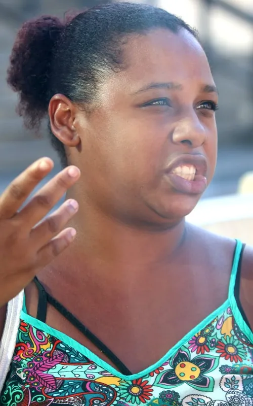A confeiteira Jhenifer Rosa, de 32 anos, reclamou do atendimento