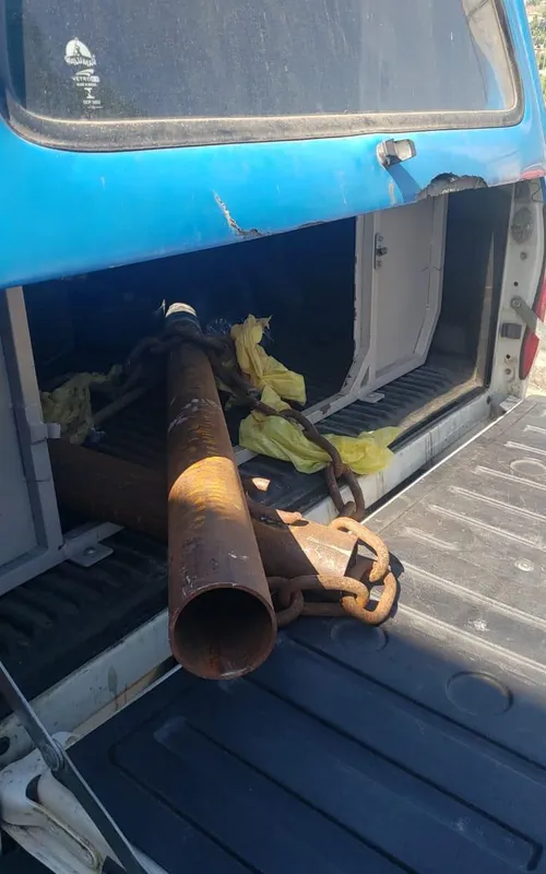 Corrente estaria sendo utilizada como barricada pelos criminosos