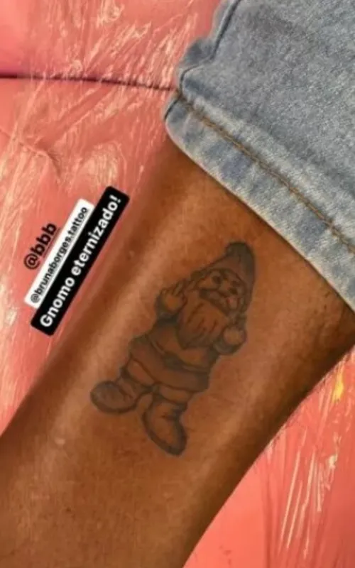 Tatuagem feita pelo cantor fazendo menção ao quarto gnomo