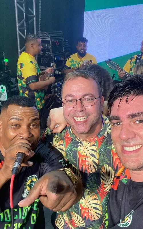 Marcelo Adnet em ensaio na quadra da Mocidade Independente