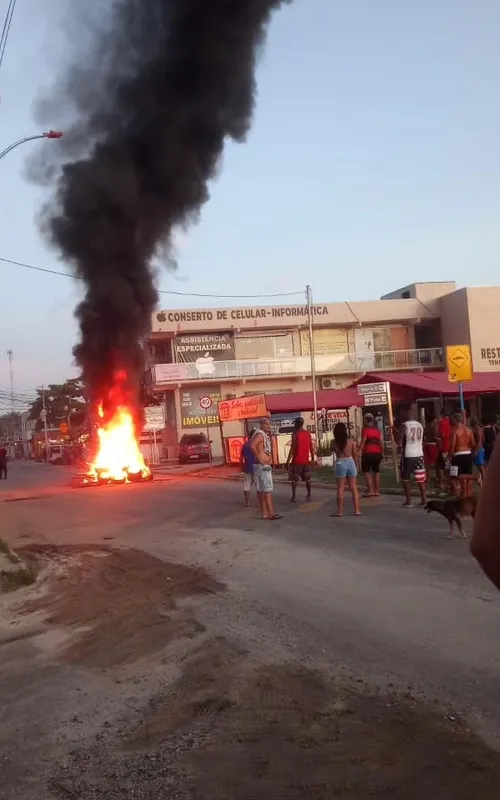 Moradores de Itaipuaçu fizeram protesto no início da noite desta segunda-feira (15)