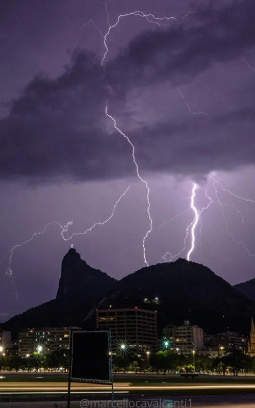 Tempestade da noite de sábado foi marcada por muitos raios