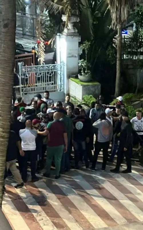 Grupo de torcedores pediu para falar com o presidente Mario Bittercout