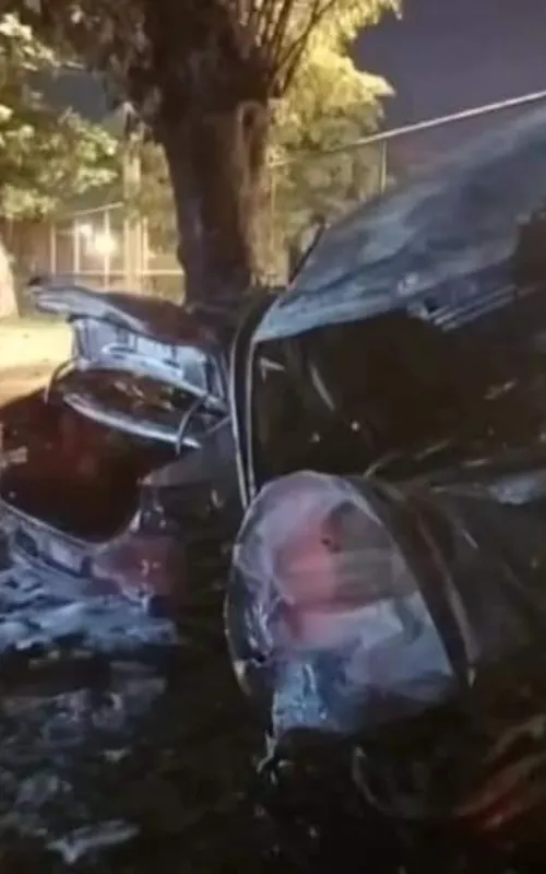 Carro dos criminosos ficou destruído