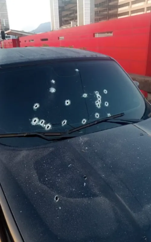 Carro do policial foi alvejado com 20 tiros