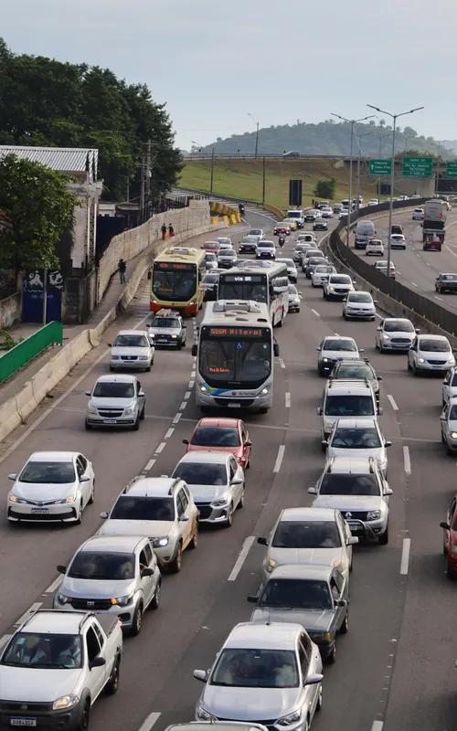 Por conta do tombamento, duas faixas da direita foram interditadas e há lentidão