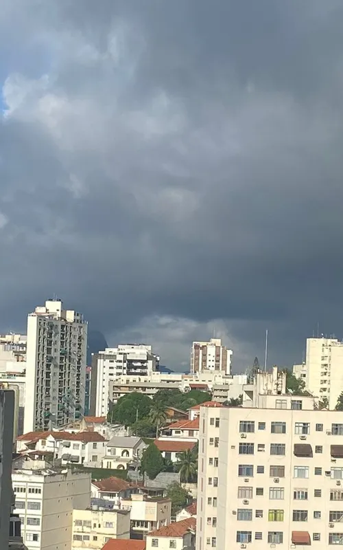 Em Icaraí, na Zona Sul de Niterói, já é possível ver nuvens cinzas no céu