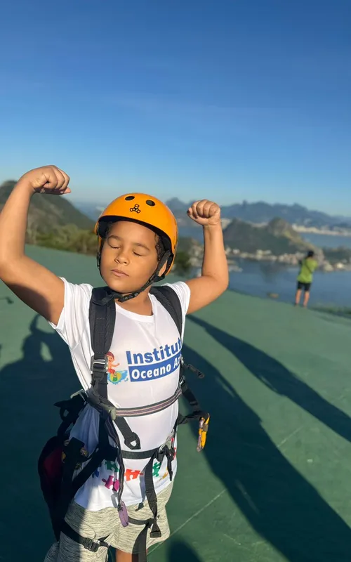 O pequeno Pedro se aventurou pulando de parapente