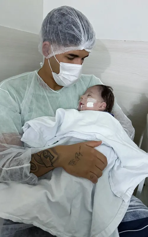 ecentemente, Zé Vaqueiro compartilhou uma foto de Arthur dormindo no hospital