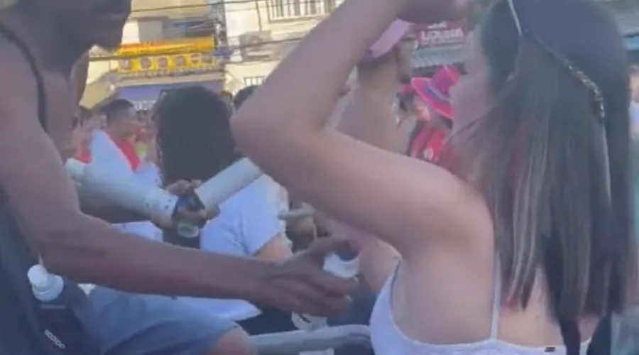 Nas redes sociais, os ambulantes aparecem espirrando o desodorante aerosol nos fãs