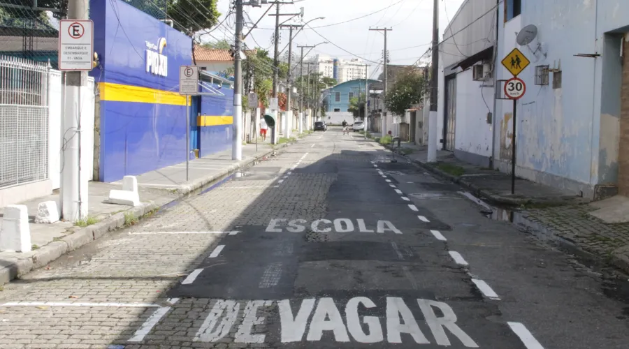 Marcações foram feita também em frente a escola na rua Áurea Lima