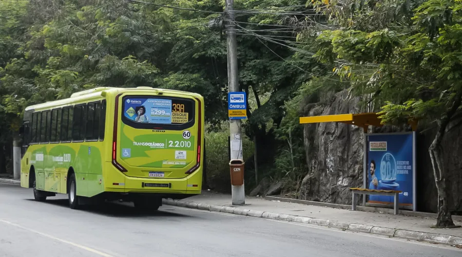 Ponto de ônibus fica na entrada do bairro, na Avenida Almirante Tamandaré