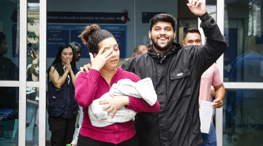 Família deixa o hospital no Centro do Rio