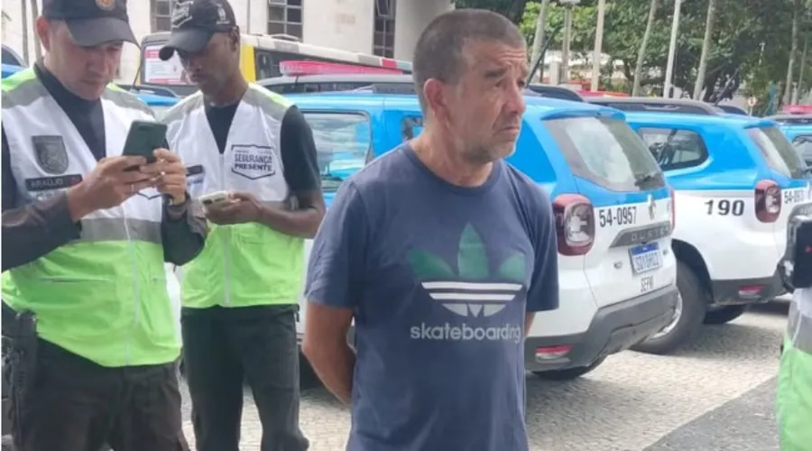 O homem foi identificado caminhando em Copacabana