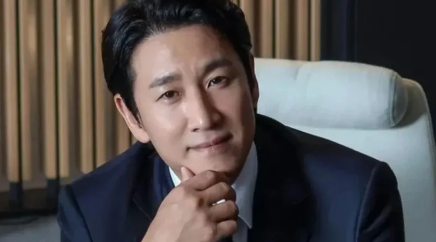 Lee iniciou sua carreira como ator em 2001
