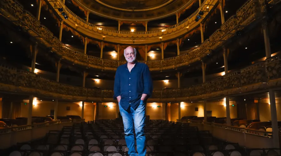 "É um grande privilégio retornar e me apresentar pela primeira vez no Teatro Municipal", afirmou