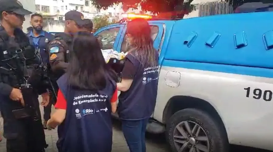 Policiais chegam à unidade Mariá Amélia, no Centro do Rio, com o bebê