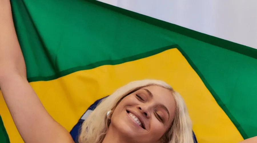 Fãs da cantora especulam que ela ainda esteja no Brasil, após a estreia do filme