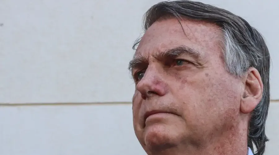 Advogado de Bolsonaro afirmou que político entregará o passaporte às autoridades competentes
