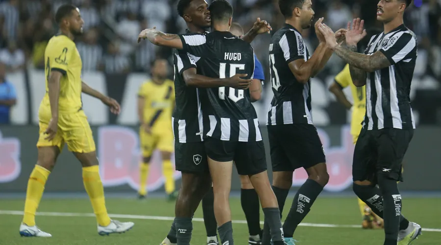 Jeffinho, reestreando com a camisa do Botafogo, marcou o gol da vitória
