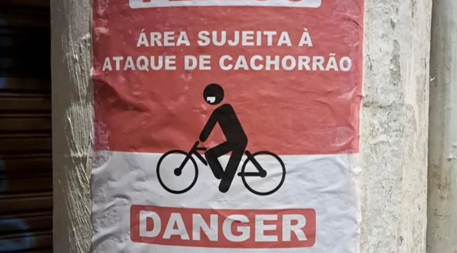 Placa feita pela estudante Tainá Curty, como parte de trabalho da faculdade, foi colada na Cantareira