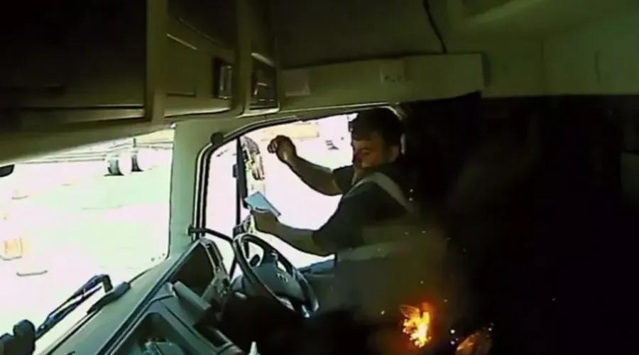 Imagem ilustrativa da imagem Caminhoneiro tem calça incendiada após explosão de vape; vídeo