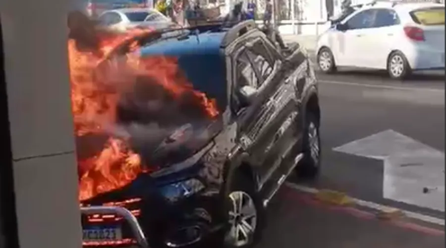 Ainda não se sabe o que motivou o incêndio no carro