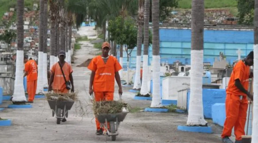 Equipes de limpeza e conservação fazem últimos ajustes nos cemitérios de São Gonçalo